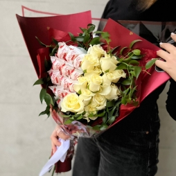 Букет-сердце из белых роз и рафаэлло alt vedere product