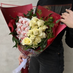 Букет-сердце из белых роз и рафаэлло alt vedere product 2