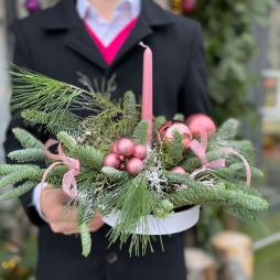 Compozitie Pentru Masa de Sarbatoare cu Decoratiuni Roz photo