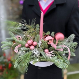 Compozitie Pentru Masa de Sarbatoare cu Decoratiuni Roz photo