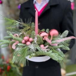 Compozitie Pentru Masa de Sarbatoare cu Decoratiuni Roz photo