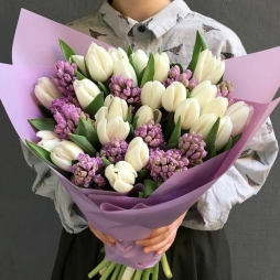 Букет с белыми тюльпанами и гиацинтами alt vedere product