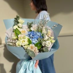 Buchet cu Hortensie Albastra si Flori Albe alt vedere product 3