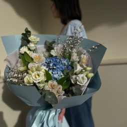 Buchet cu Hortensie Albastra si Flori Albe alt vedere product 4