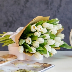 Buchet din 25 Lalele Albe &icirc;n H&acirc;rtie Naturală photo