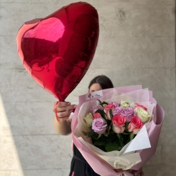 Buchet din 15 Trandafiri Multicolori si Inima cu Heliu alt vedere product 2