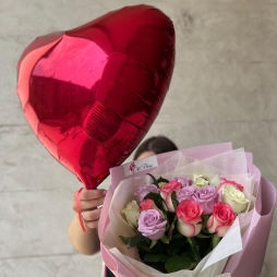 Buchet din 15 Trandafiri Multicolori si Inima cu Heliu alt vedere product 3