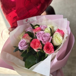 Buchet din 15 Trandafiri Multicolori si Inima cu Heliu alt vedere product 4