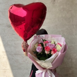 Buchet din 15 Trandafiri Multicolori si Inima cu Heliu alt vedere product