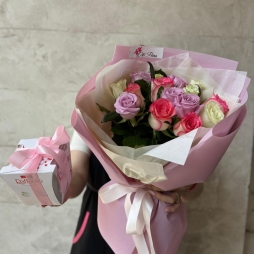 Buchet din 15 Trandafiri Multicolori si Raffaello alt vedere product 2