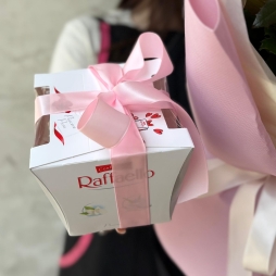 Buchet din 15 Trandafiri Multicolori si Raffaello alt vedere product 3