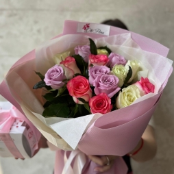 Buchet din 15 Trandafiri Multicolori si Raffaello alt vedere product 4