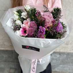 Buchet cu Trandafiri Roz, Gerbera și Flori Delicate de Sezon photo