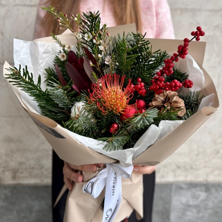 Buchet de Iarnă cu Protea, Verdeață Naturală și Accente Festive photo