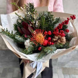 Buchet de Iarnă cu Protea, Verdeață Naturală și Accente Festive photo