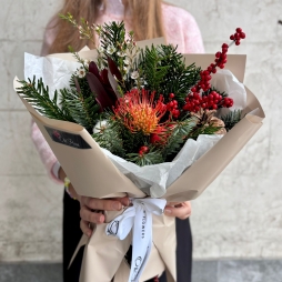 Buchet de Iarnă cu Protea, Verdeață Naturală și Accente Festive photo