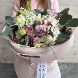 Buchet &icirc;n Tonuri Pastel cu Flori Albe și Roz photo