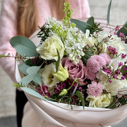 Buchet &icirc;n Tonuri Pastel cu Flori Albe și Roz photo