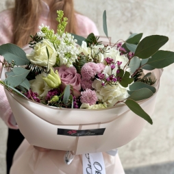 Buchet &icirc;n Tonuri Pastel cu Flori Albe și Roz photo