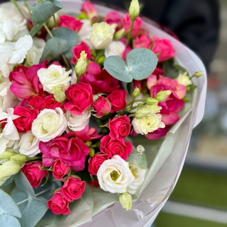 Buchet cu hortensie albă și flori fuchsia photo