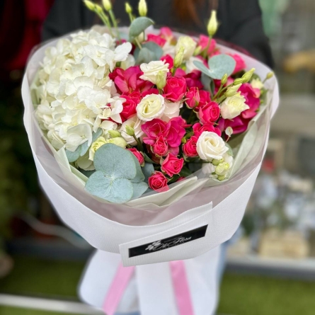 Buchet cu hortensie albă și flori fuchsia photo