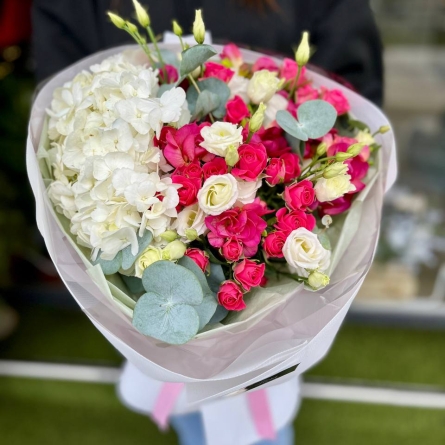 Buchet cu hortensie albă și flori fuchsia photo