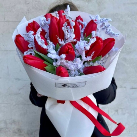 buchet cu lalele rosii si crengute cu zapada photo