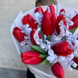 Buchet de Iarna cu Lalele Rosii photo