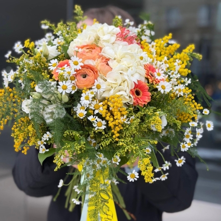 Buchet Luminos cu Hortensie, Gerbera și Mimoză photo