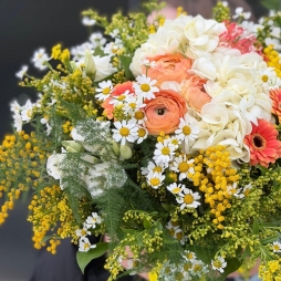 Buchet Luminos cu Hortensie, Gerbera și Mimoză photo