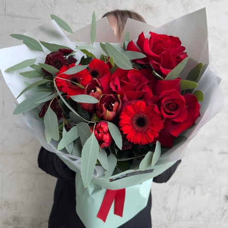 Buchet Roșu Elegant cu Trandafiri și Gerbera photo