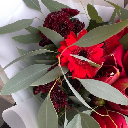Buchet Roșu Elegant cu Trandafiri și Gerbera photo