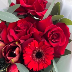 Buchet Roșu Elegant cu Trandafiri și Gerbera photo