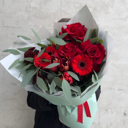 Buchet Roșu Elegant cu Trandafiri și Gerbera photo