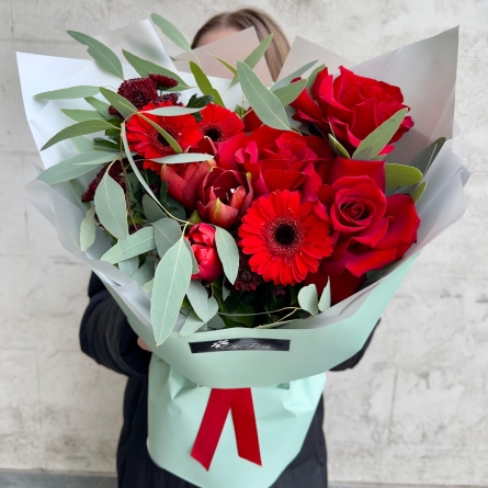 Buchet Roșu Elegant cu Trandafiri și Gerbera photo