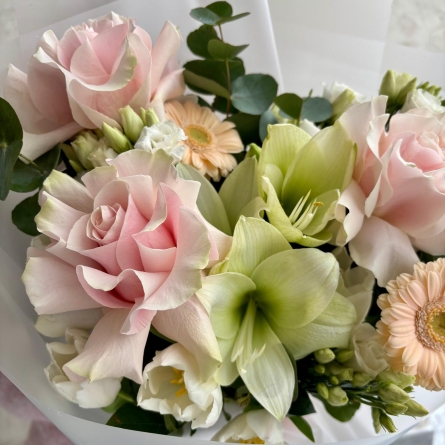 Buchet Pastel cu Amarilis, Trandafiri și Gerbera photo