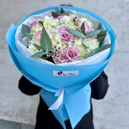 Buchet cu Hortensii, Trandafiri si Ranunculus alt vedere product