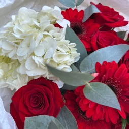 Buchet cu Hortensie Alba si Flori Rosii alt vedere product 2