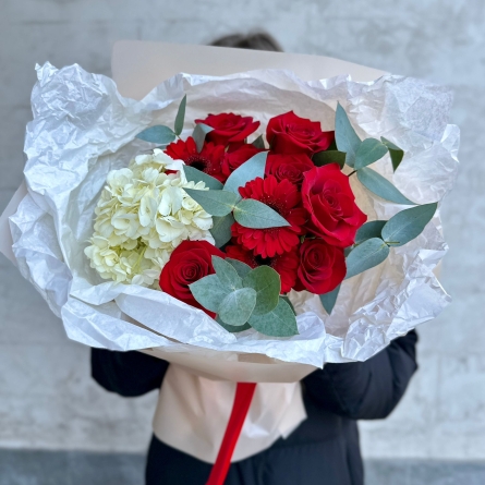 Buchet cu Hortensie Alba si Flori Rosii alt vedere product