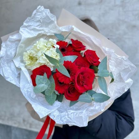 Buchet cu Hortensie Alba si Flori Rosii alt vedere product 4