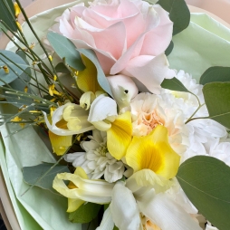 Buchet Pastel de Primăvară cu Tonuri Galbene și Crem alt vedere product 4