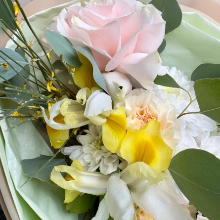 Buchet Pastel de Primăvară cu Tonuri Galbene și Crem alt vedere product 4