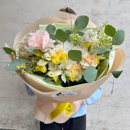 Buchet Pastel de Primăvară cu Tonuri Galbene și Crem alt vedere product