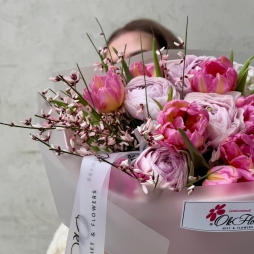 Buchet Roz de Primăvară cu Ranunculus și Lalele alt vedere product 3