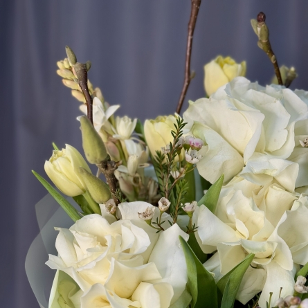 Buchet Alb-Crem cu Trandafiri și Lalele alt vedere product 2