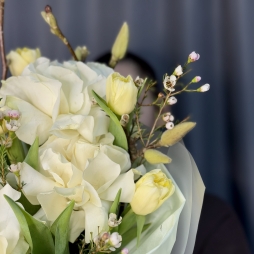 Buchet Alb-Crem cu Trandafiri și Lalele alt vedere product 3