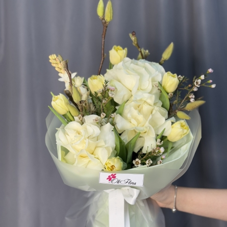 Buchet Alb-Crem cu Trandafiri și Lalele alt vedere product