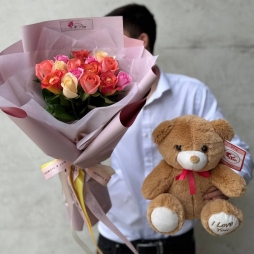 Buchet din 15 Trandafiri Multicolori si Jucarie de Plus alt vedere product