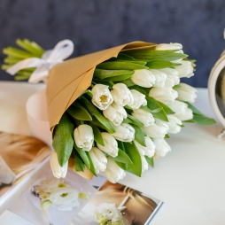 Buchet din 25 Lalele Albe &icirc;n H&acirc;rtie Naturală photo