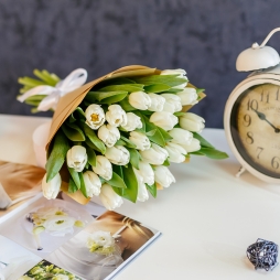 Buchet din 25 Lalele Albe &icirc;n H&acirc;rtie Naturală photo